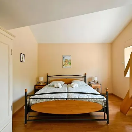 L'evasion En Pierre Piscine Et Etang Prive Tatil Evi Sevremoine