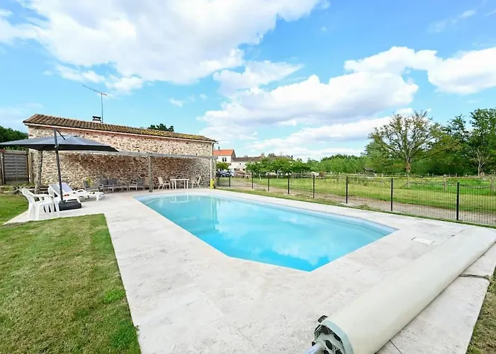 L'evasion En Pierre Piscine Et Etang Prive Sevremoine